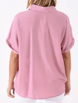Camisa rosada de manga corta con botones.
