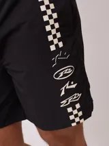 Short de baño negro con estampado de logos de la marca en blanco y una franja lateral con diseño de damero.