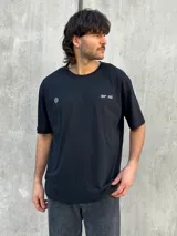 Remera negra de corte oversize con estampado en la espalda con la leyenda "OSTEN EVERYDAY URBAN AESTHETICS PREMIUM BASICS QUALITY APPAREL URBAN LIFESTYLE".