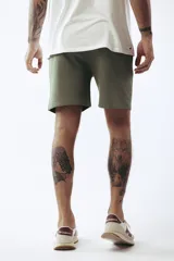 Bermuda deportiva color ladrillo, con cintura elastizada y cordón ajustable.