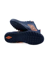 Championes de fútbol Umbro Classico III TF, color azul marino con detalles en verde flúor.