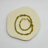 Collar de cuentas irregulares de apatita amarilla con cierre de gancho marinero dorado.