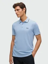 Remera polo de algodón color celeste, con corte regular y detalles en el cuello.