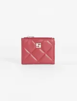 Billetera pequeña color rojo ladrillo con diseño matelaseado en forma de rombos y logo metálico plateado en la esquina inferior. Tiene cierre superior y compartimentos internos.