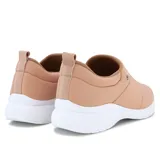 Championes deportivos casuales Usaflex Larisa color piel con suela blanca.