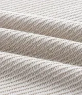 Remera masculina de manga corta, cuello redondo y textura acanalada, color beige claro.