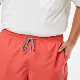 Short de baño liso color coral, con cintura elástica y cordón ajustable.