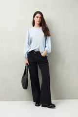 Camisa blanca a rayas grises, de lino, con cuello mao, mangas largas abullonadas y bordados en las sisas.