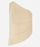 Blusa color beige claro, de poliéster y elastano, con escote asimétrico de un solo hombro, sin mangas, con fruncidos laterales y bajo asimétrico.