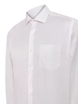 Camisa de vestir blanca con finas rayas verticales rosadas, corte regular, manga larga y cuello italiano. Tiene bolsillo en el pecho con logo bordado de la marca.