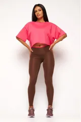 Remera blanca de algodón sustentable con diseño casual y torzado en la espalda.