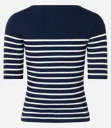 Blusa de punto con textura acanalada, escote barco y mangas 3/4. Diseño a rayas horizontales blancas y negras.