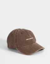 Gorra de gabardina color marrón con efecto lavado y bordado frontal con la frase "Another Cap". Ajuste trasero con hebilla metálica.