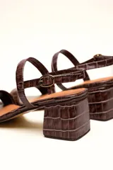 Sandalias marrones de cuero vacuno con textura tipo reptil, dos tiras y taco bloque de 4 cm.