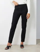 Jegging de algodón elastizado color gris claro, con pretina ancha elastizada de tiro alto, bolsillos laterales simulados con remaches metálicos y bolsillos traseros funcionales.