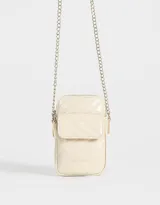 Porta celular color blanco crudo con efecto craquelado y diseño acolchado. Tiene acceso superior con cierre, bolsillo frontal con solapa y broche, y correa de cadena metálica.