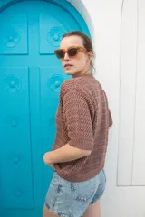 Saco tejido calado color celeste con mangas al codo y botones de coco.