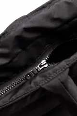 Bolso negro tipo tote bag, acolchado con diseño de cuadrados. Tiene doble asa de hombro y logo estampado en blanco.