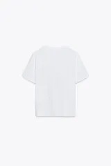 Camiseta blanca de algodón con cuello redondo y mangas cortas. Estampado frontal con la frase "Paris, Mon doux rêve!" en azul marino.