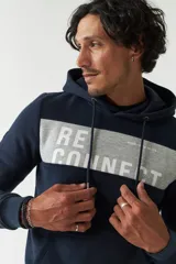 Canguro azul marino con capucha, corte oversized, bolsillo tipo canguro y estampado con la palabra "RECONNECT" en gris.
