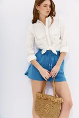 Short de calce relajado color azul, con cintura elastizada y cordón de ajuste, tajos laterales y bolsillos laterales.