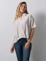 Blusa estampada con cuello con solapa y escote en V. Delantera cruzada con abertura simulada. Largo de espalda mayor a largo delantero.