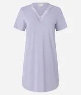 Camisón corto lila confeccionado en microfibra, con escote en V y detalle de encaje en el escote.
