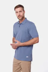 Remera polo piqué lisa color salmón, con cuello en rib y botones personalizados.