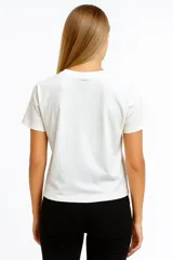 Remera color borgoña con estampado frontal con la frase "the luckiest girl" en letras blancas.