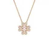 Colgante Swarovski de la colección Idyllia, con baño en tono oro rosa y motivo de trébol de la suerte. Presenta una zirconia rosa central y cuatro hojas adornadas con pavé de cristales transparentes.