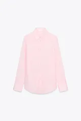 Camisa rosa de lyocell con cuello solapa, manga larga, bajo asimétrico y cierre frontal con botones.