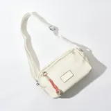 Bandolera rectangular color crudo, con correa larga regulable de cinta gross blanca. Tiene un bolsillo frontal con cierre y un aplique rectangular con borde pespunteado.