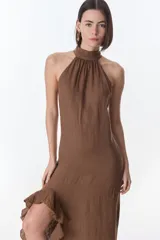 Vestido largo azul de lino, con cuello halter y volados en el ruedo.