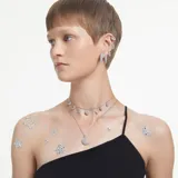 Par de caravanas con forma de media luna, adornadas con cristales blancos y baño de rodio.