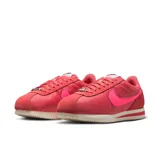 Championes Nike Cortez color rojo con detalles en rosa.