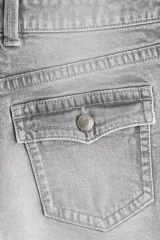 Shorts mini de denim gris con cintura clásica y cierre con botón. Modelo con bolsillos delanteros, bolsillos atrás con solapa y botón, bolsillo monedero y bajo sin rematar.