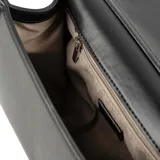 Bandolera negra con solapa, confeccionada en símil cuero con diseño tejido. Tiene correa regulable, herrajes plateados, un compartimento principal, un bolsillo interno con cierre y otro abierto. El interior está forrado en tela de algodón y poliéster.
