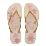 Sandalias Havaianas Slim Organic color beige con estampado floral y tiras doradas.