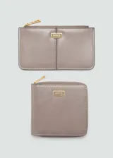 Billetera color beige con efecto piel, logo estampado y cierre de cremallera. Incluye bolsillo interior, múltiples ranuras para tarjetas y ranura exterior.