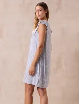 Camisón corto negro con estampado de lunares blancos, escote en V con puntilla blanca y botones.