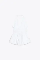 Top blanco de cuello halter y escote pico. Tejido combinado a tono. Bajo acabado tipo globo.