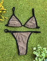 Bikini de dos piezas color moka (marrón claro/beige), con corpiño triangular y bombacha colaless regulable.