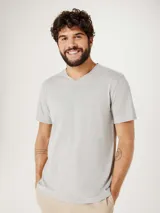 Camiseta gris oscuro de manga corta con cuello en V.