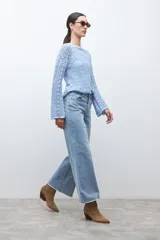 Jean de mujer tiro alto, color azul claro lavado, corte ancho (wide leg) y largo con terminación deshilachada en el ruedo.