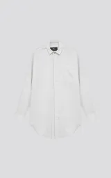 Camisa blanca de manga larga con bolsillo en el pecho, de calce oversize confeccionada en textil fresco y liviano.