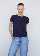 Remera de algodón color azul marino con cuello redondo y mangas cortas. Estampado frontal con el logo de la marca Mango en color blanco.