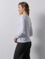 Buzo de modal estampado a rayas horizontales rosas y blancas, con cuello redondo y puños acanalados.