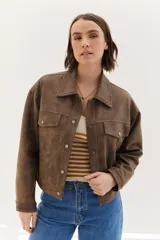 Chaqueta de apariencia de cuero color marrón, con cierre frontal y bolsillos en el pecho.