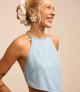 Top celeste de jeans con frente única, lazo en la espalda y detalle de caracolas en las puntas.
