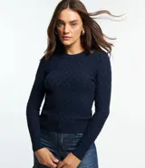 Sweater azul marino de punto con textura de ondas, cuello redondo y mangas largas.